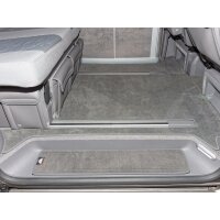 Tappeti in velluto per entrambi i gradini dellabitacolo...